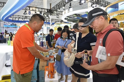 消博会公众开放首日，屯昌“诗酒茶乡”魅力绽放，旅游投资引热潮